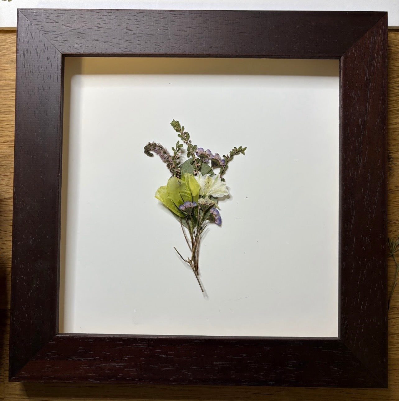 Ad-on boutonnière frame